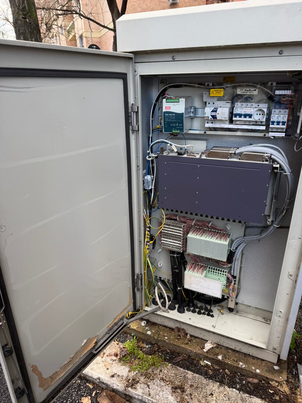 Tecnici al lavoro su infrastruttura