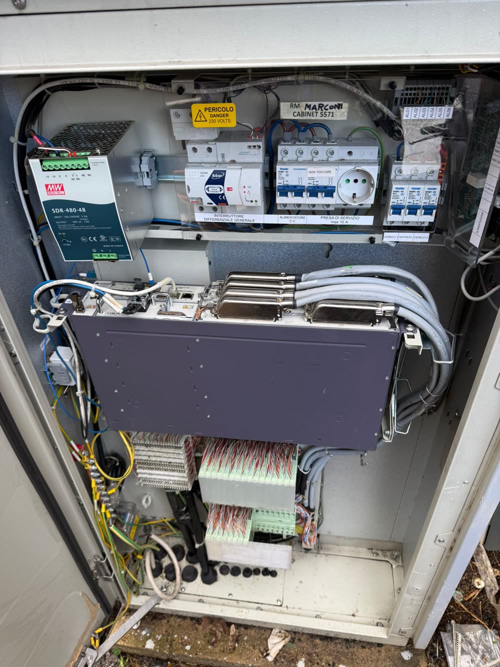 Interno cabinet con componenti elettrici