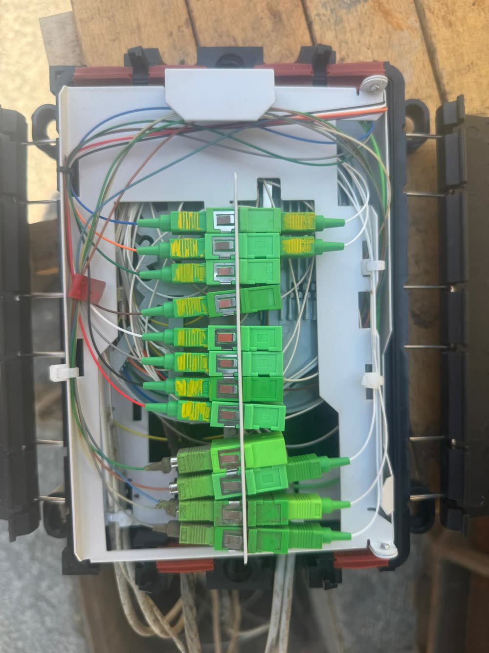 Pannello ottico con connettori verdi